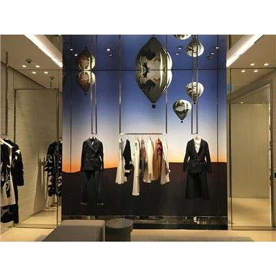 UV lateks bosib chiqarish uchun yoritilgan mato